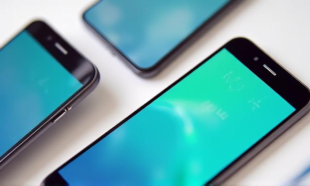 Mobile UI design trends mockup